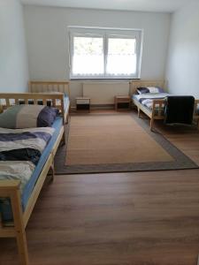 ein Zimmer mit zwei Betten und einem Fenster in der Unterkunft Naab-burg in Nabburg + 6 Fotos