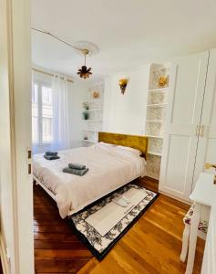 a small bedroom with a bed with aigunigunigun at Paris rare pearl 5e Notre Dame Saint Michel in Paris
