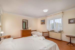 Postel nebo postele na pokoji v ubytování Holiday home in Jadranovo 33199