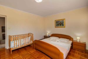 Postel nebo postele na pokoji v ubytování Holiday home in Jadranovo 33199