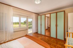 Posteľ alebo postele v izbe v ubytovaní Holiday home in Jadranovo 33199