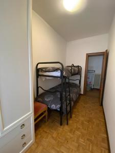 Cette petite chambre comprend 2 lits superposés. dans l'établissement Casa Da Rin Elena, à Auronzo di Cadore