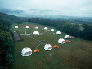 una vista aérea de un grupo de tiendas de campaña en un campo en Glamping Resort en Dolný Kamenec