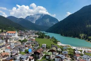 a town next to a body of water with mountains at Casa Da Rin Emma in Auronzo di Cadore