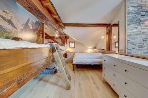 1 dormitorio con litera y escalera en Les Prodains Appartement 4 à 6 personnes à 100m de l'office de tourisme, en Morzine