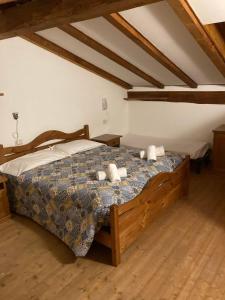 een slaapkamer met een bed met twee handdoeken erop bij Appartamenti Miriam in Passo del Tonale