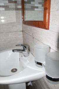 Een badkamer bij Kijivu suites3 Mateves 2-1 Bedroom Apartment