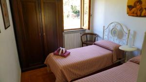Postel nebo postele na pokoji v ubytování SCAPPO IN UMBRIA, La Casa nel bosco