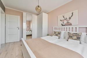En eller flere senger på et rom på Comfortable Apartment 50 m2 with 1 Bedroom in Wrocław by Renters