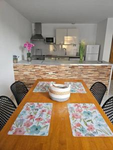 een eettafel met stoelen en een keuken bij Maison de campagne en Provence in Noves