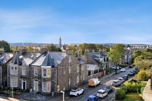 - une vue aérienne sur une rue résidentielle avec des maisons dans l'établissement Orange Apartments Belgrave Mansions, à Aberdeen