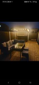 Bunny Lodge - Garden view & free parking في Plumtree: غرفة معيشة مع أريكة وطاولة قهوة