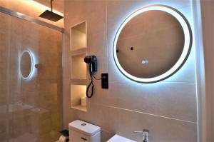 une salle de bain avec un lavabo et un miroir au mur dans l'établissement BIBLIOTECA DE LUJO EN EL CENTRO HISTORICO DE MÁLAGa, à Malaga