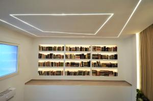una stanza con una libreria piena di libri di BIBLIOTECA DE LUJO EN EL CENTRO HISTORICO DE MÁLAGa a Málaga