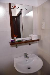 y baño con lavabo y espejo. en Vang Anh Homestay Hoi An, en Hoi An