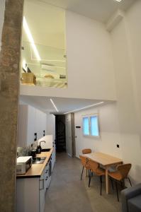une cuisine et une salle à manger avec une table et des chaises dans l'établissement BIBLIOTECA DE LUJO EN EL CENTRO HISTORICO DE MÁLAGa, à Malaga 14 autres photos