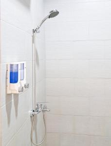 Olivia SOHO Guest House في ليغِيان: دش مع رأس دش في الحمام