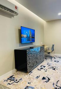 een woonkamer met een flatscreen-tv aan de muur bij KLCC Platinum 2 by Hibernate in Kuala Lumpur