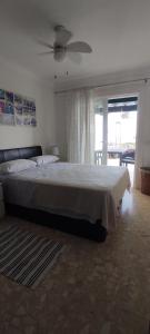 una camera con un grande letto e un ventilatore a soffitto di Promenade Paradise Apartment a San Miguel de Abona