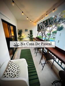 維拉摩拉的住宿－Vilamoura 2 Bedroom with Pool - Na Casa De Pascal，客房设有带桌椅的阳台。