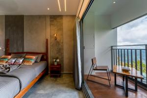 Een bed of bedden in een kamer bij K Mansion