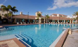 una gran piscina con palmeras y una casa en New! Stunning Vista Cay Luxury Holiday Near all Theme Parks, and walk to the Convention Center en Orlando
