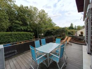 a patio with a table and chairs on a deck at Appartement spacieux in Montreuil