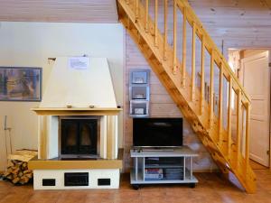 sala de estar con TV y escalera en Tuohikontti, en Syöte
