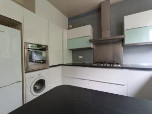 a kitchen with a washer and a washing machine at Appartement spacieux in Montreuil