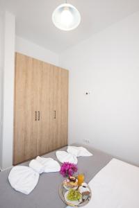 En eller flere senge i et værelse på Spilia Apartments & Suites Mykonos