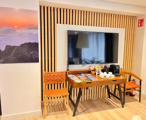 ein Esszimmer mit einem Holztisch und Stühlen in der Unterkunft SMALL LUX BEACHCITY CLOSE to the RIVER,METRO AND PARKING in Bilbao