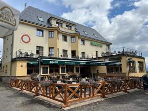 un restaurante con mesas frente a un edificio en Parkhotel Smržovka, en Smržovka