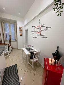 una cucina con tavolo, sedie e scritte a muro di HOME SWEET HOME Inizio di Spacca Napoli a Napoli