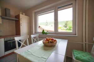 een keuken met een fruitschaal op een tafel bij Ferienhaus OG1 "Westerwald Blick" in Martinfeld