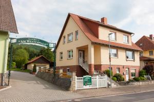 een huis aan de kant van een straat bij Ferienhaus OG1 "Westerwald Blick" in Martinfeld