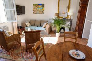 salon ze stołem i kanapą w obiekcie Saint Esprit w Saint-Tropez