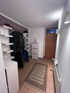 pasillo con habitación con armario y puerta en Zimmer Nähe Darmstadt en Roßdorf