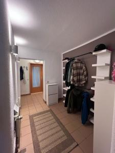 a room with a hallway with a closet with clothes at Zimmer Nähe Darmstadt in Roßdorf