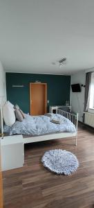 een slaapkamer met een groot bed met een groene muur bij Zimmer Nähe Darmstadt in Roßdorf