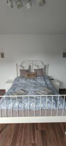 een slaapkamer met een bed met een wit bedframe bij Zimmer Nähe Darmstadt in Roßdorf
