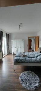 een slaapkamer met een bed en een tapijt op de vloer bij Zimmer Nähe Darmstadt in Roßdorf