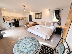 Nhà bếp/bếp nhỏ tại Kaoglen Fallow Pod - Luxury - Hot Tub - Pet Friendly