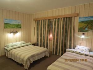 Habitación de hotel con 2 camas y ventana en Half a house w/your own door, 60m2, en Tornio