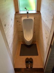 a bathroom with a urinal and a pair of shoes at chigiterasu shintomi miyazaki - Vacation STAY 44990v in Saito