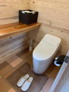 a bathroom with a toilet in a wooden wall at chigiterasu shintomi miyazaki - Vacation STAY 44990v in Saito