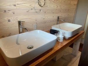a white bathroom sink sitting on top of a wooden counter at chigiterasu shintomi miyazaki - Vacation STAY 44990v in Saito