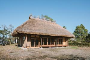 a small hut with a grass roof on a field at chigiterasu shintomi miyazaki - Vacation STAY 44990v in Saito