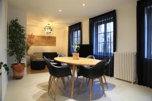 a dining room with a table and chairs at CLOS DE LA BRIQUETERIE in Noyers-sur-Cher