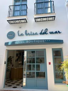 ein Hotelgebäude mit einem Schild, das la little del was liest in der Unterkunft Hotel Boutique La Brisa del Mar in Estepona