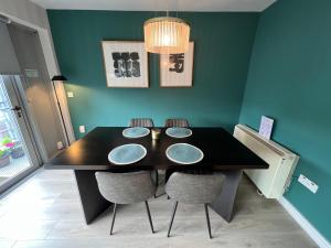 uma sala de jantar com uma mesa preta e cadeiras em Temple Bar Apart em Dublin